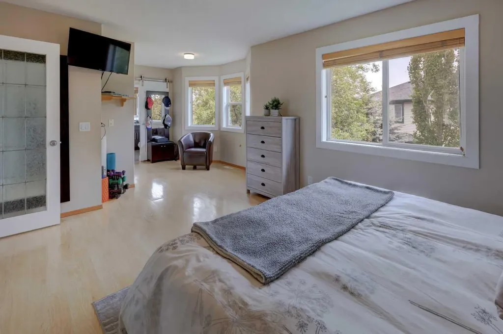 8 Canoe Road SW Airdrie AB T4B 2N3