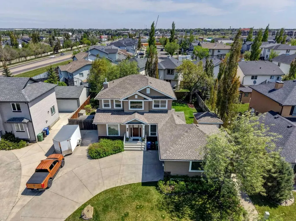 8 Canoe Road SW Airdrie AB T4B 2N3