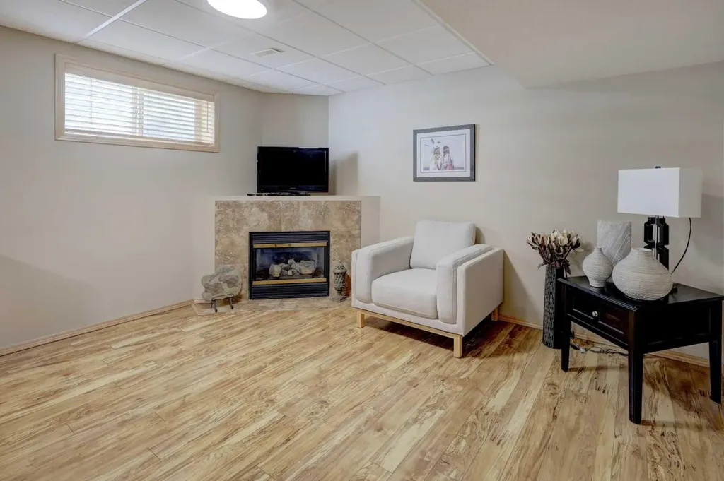 8 Canoe Road SW Airdrie AB T4B 2N3