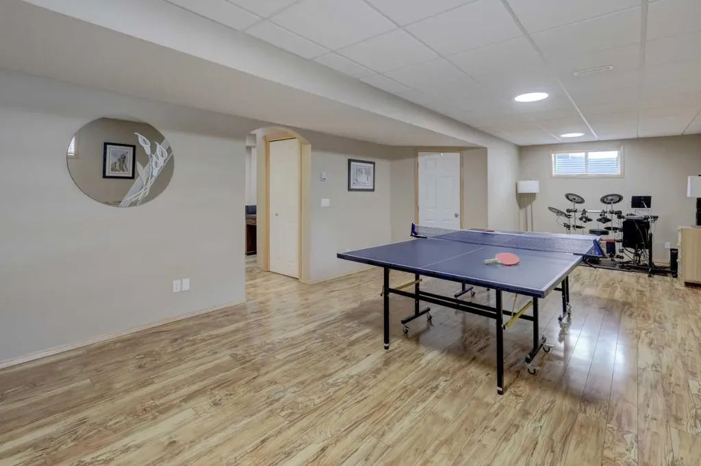 8 Canoe Road SW Airdrie AB T4B 2N3