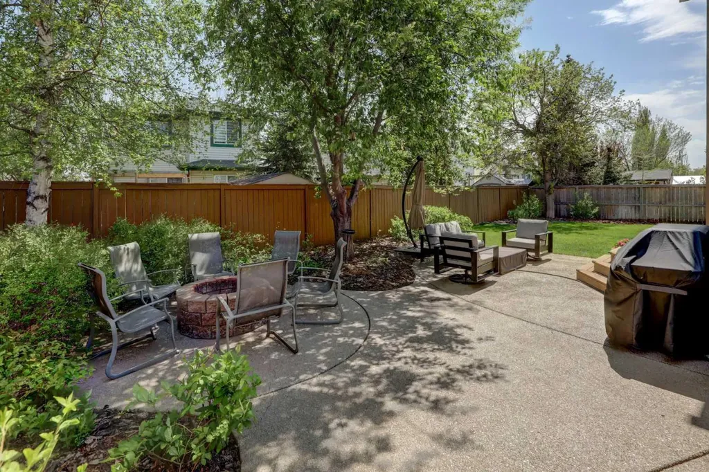 8 Canoe Road SW Airdrie AB T4B 2N3