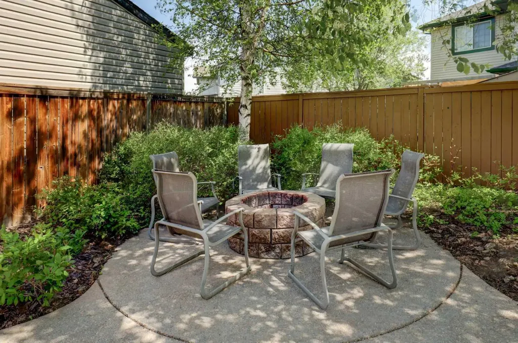 8 Canoe Road SW Airdrie AB T4B 2N3