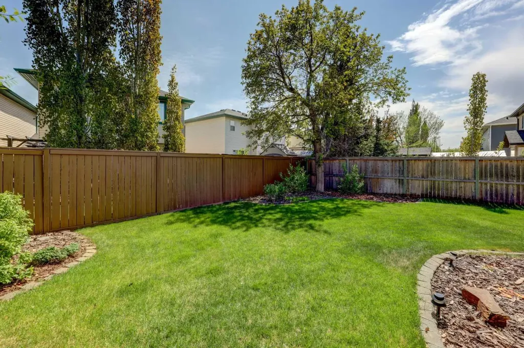 8 Canoe Road SW Airdrie AB T4B 2N3