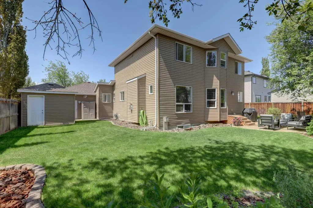 8 Canoe Road SW Airdrie AB T4B 2N3