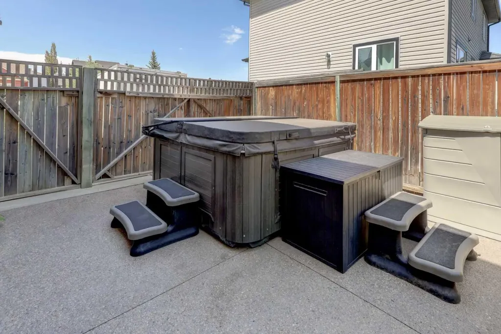 8 Canoe Road SW Airdrie AB T4B 2N3