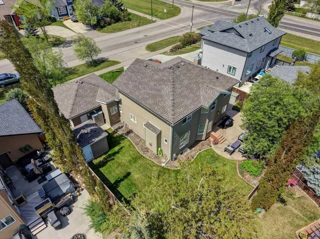 8 Canoe Road SW Airdrie AB T4B 2N3