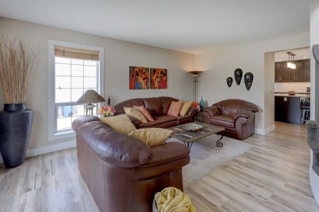 8 Canoe Road SW Airdrie AB T4B 2N3