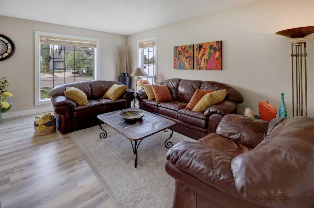 8 Canoe Road SW Airdrie AB T4B 2N3