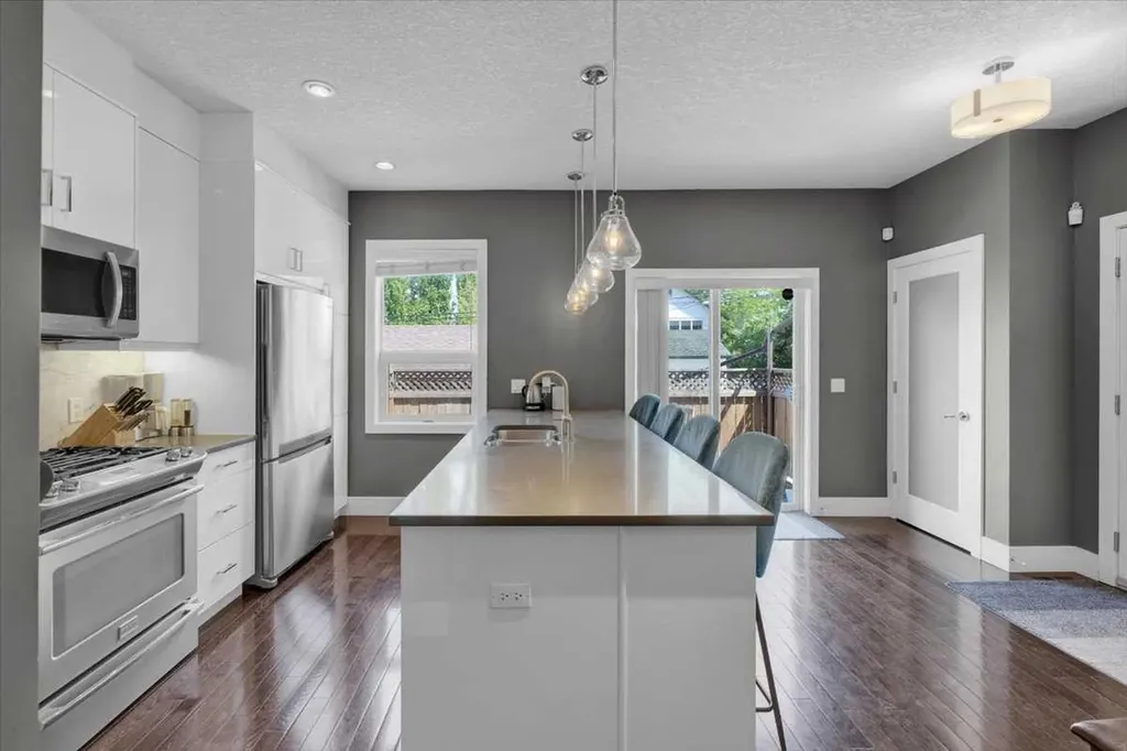 3712 16 Street SW Calgary AB T2T 4H2