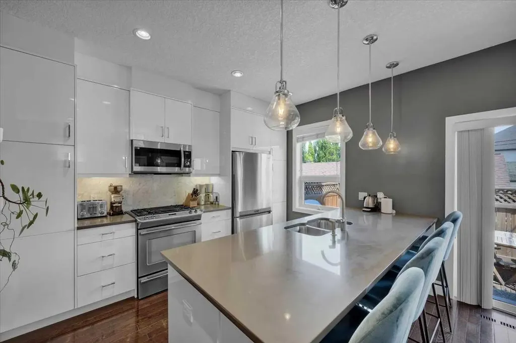 3712 16 Street SW Calgary AB T2T 4H2