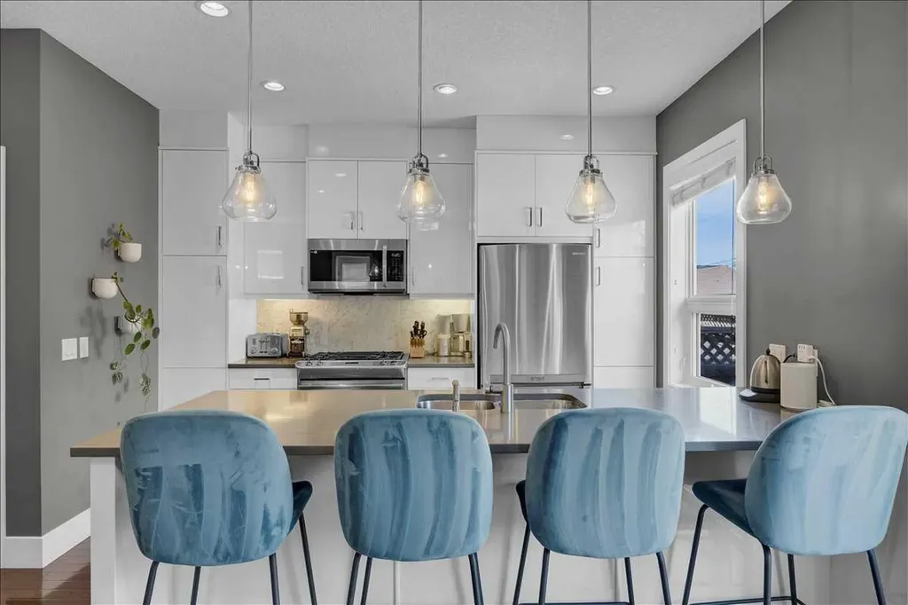3712 16 Street SW Calgary AB T2T 4H2