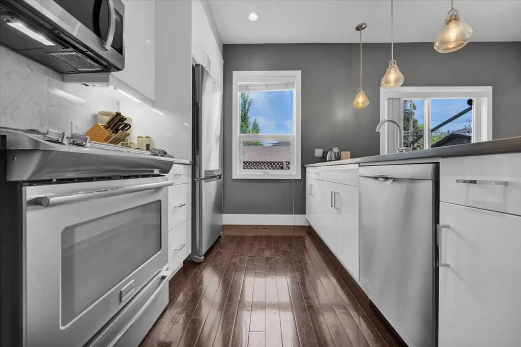 3712 16 Street SW Calgary AB T2T 4H2