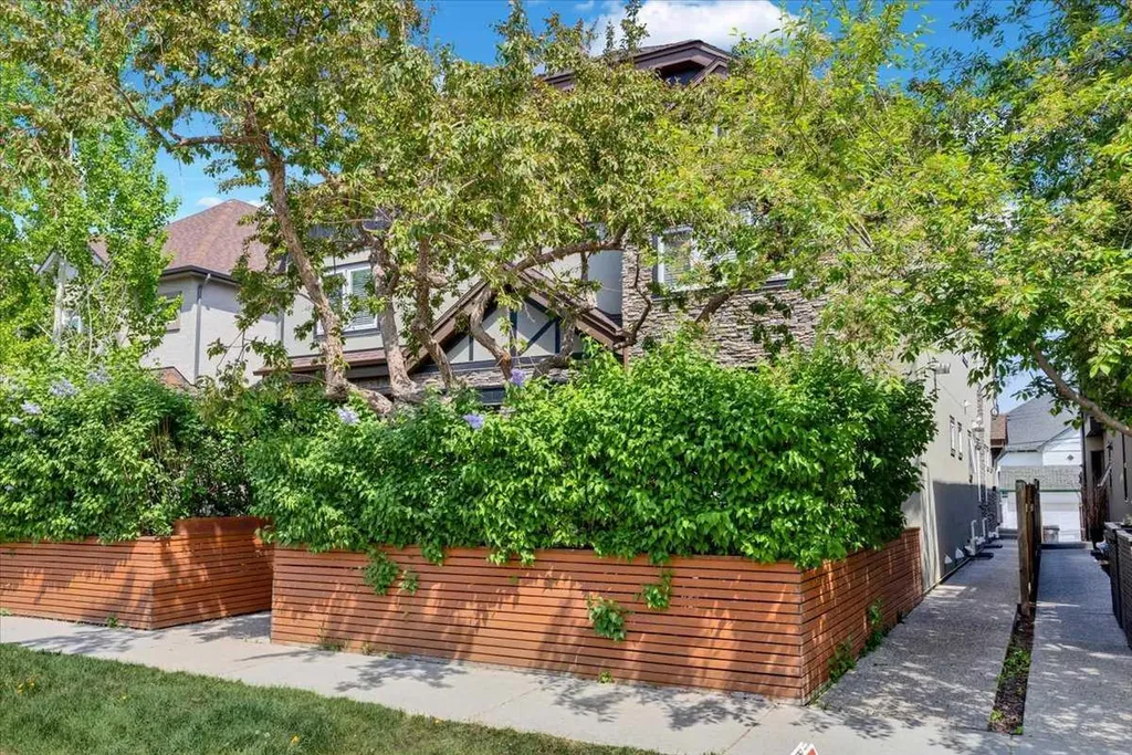 3712 16 Street SW Calgary AB T2T 4H2