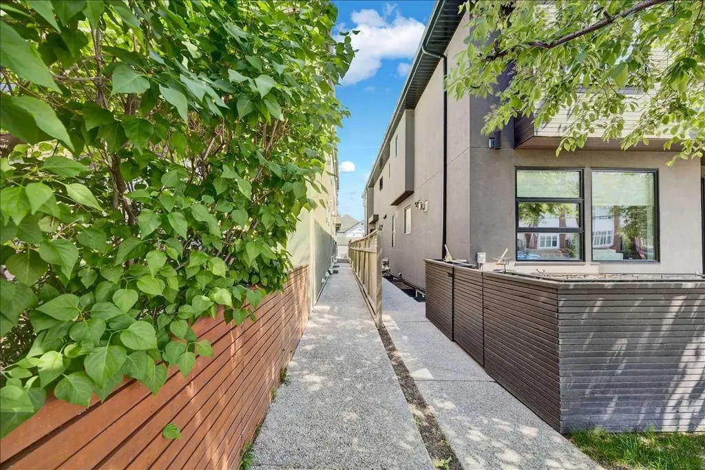 3712 16 Street SW Calgary AB T2T 4H2