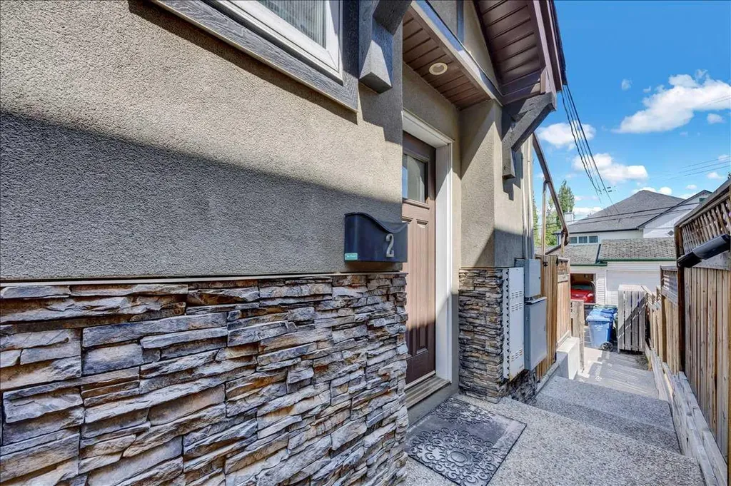 3712 16 Street SW Calgary AB T2T 4H2