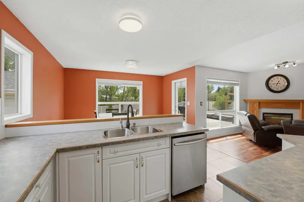 18 Osmond Close Red Deer AB T4N 6Y1