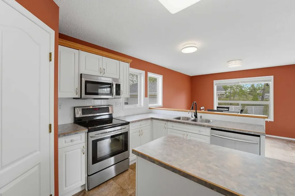 18 Osmond Close Red Deer AB T4N 6Y1