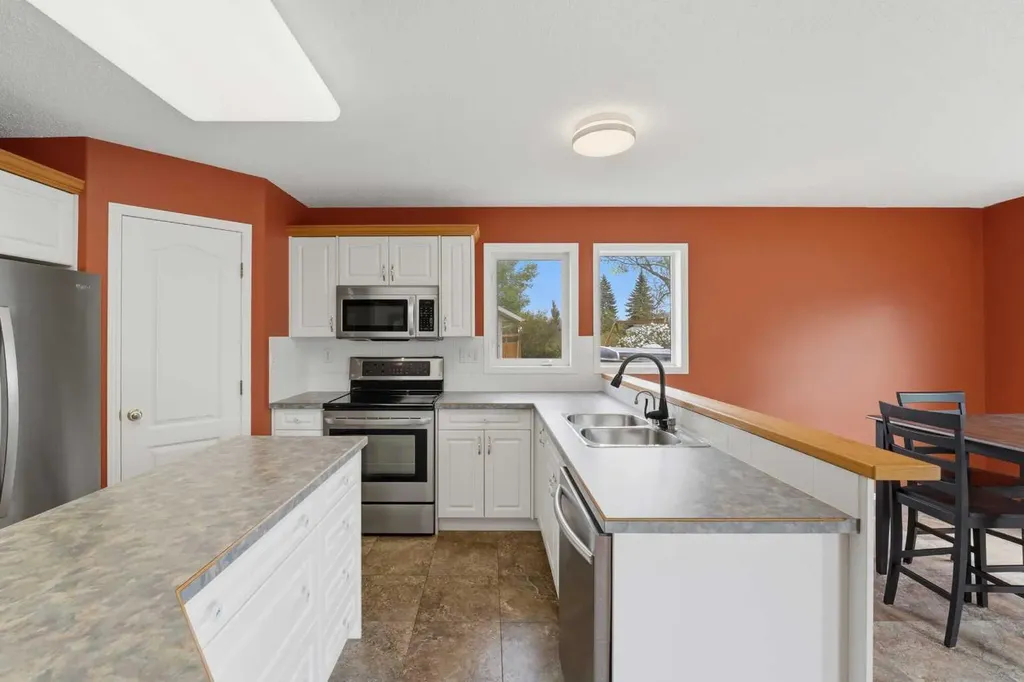 18 Osmond Close Red Deer AB T4N 6Y1