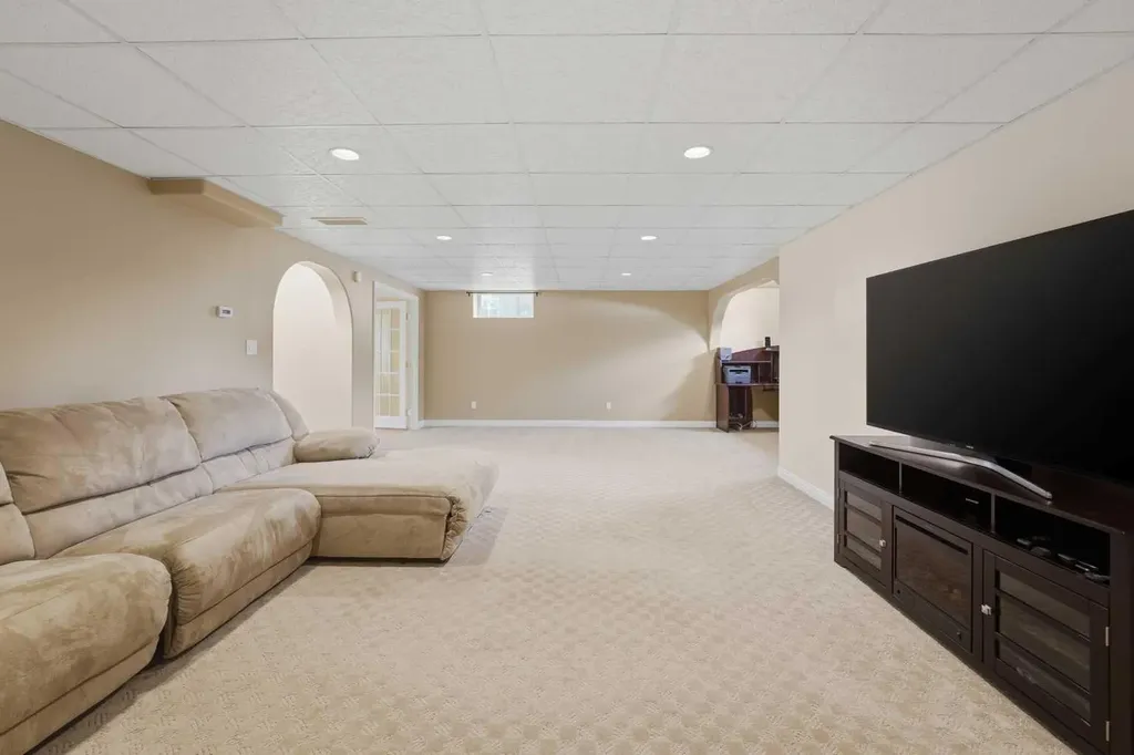 18 Osmond Close Red Deer AB T4N 6Y1