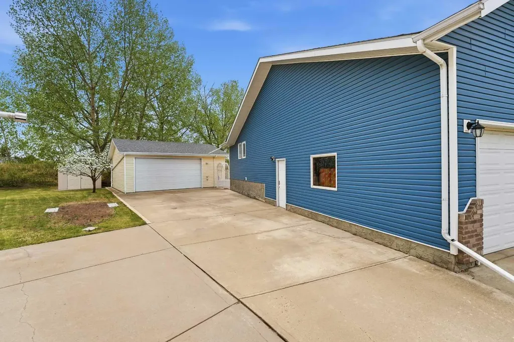 18 Osmond Close Red Deer AB T4N 6Y1