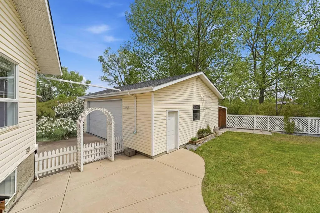 18 Osmond Close Red Deer AB T4N 6Y1