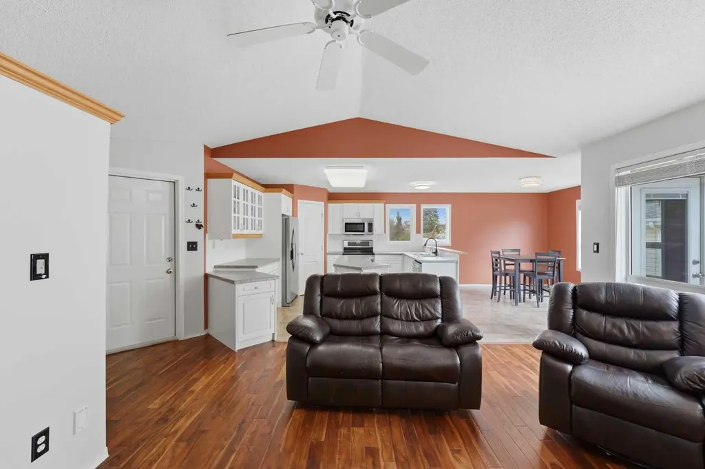 18 Osmond Close Red Deer AB T4N 6Y1