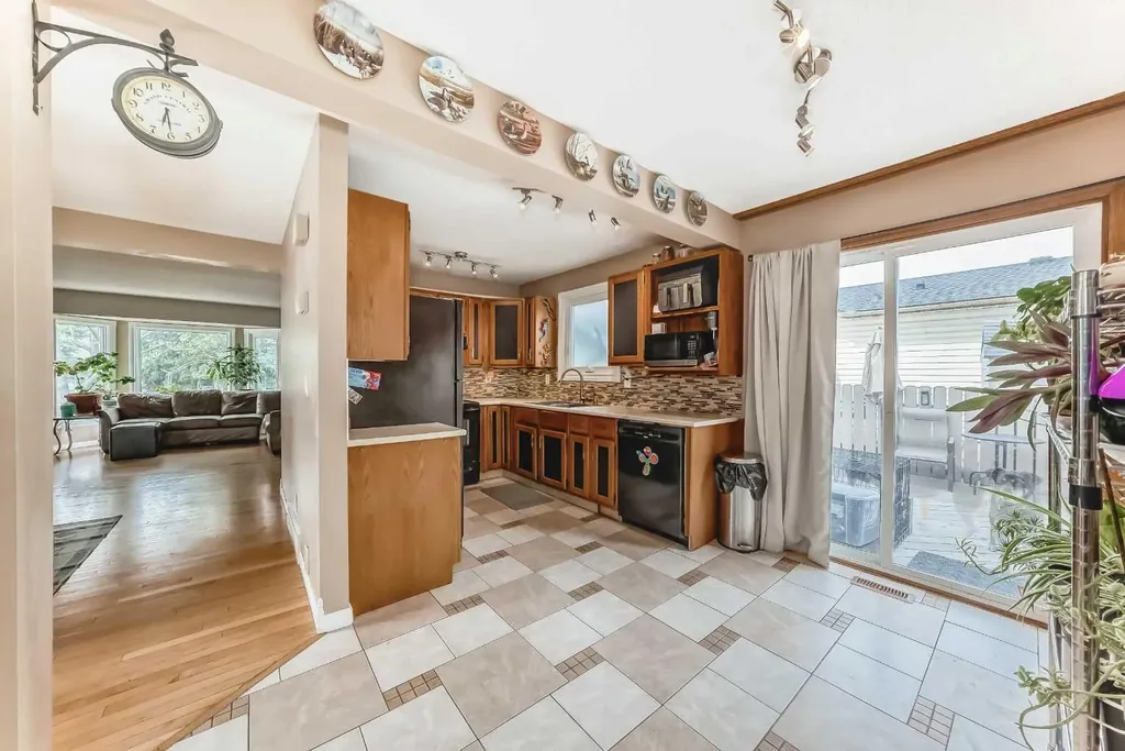 68 Woodview Court SW Calgary AB T2W 4X4