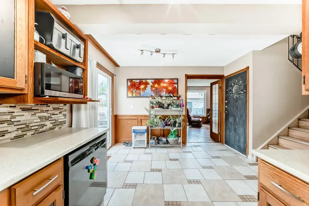 68 Woodview Court SW Calgary AB T2W 4X4