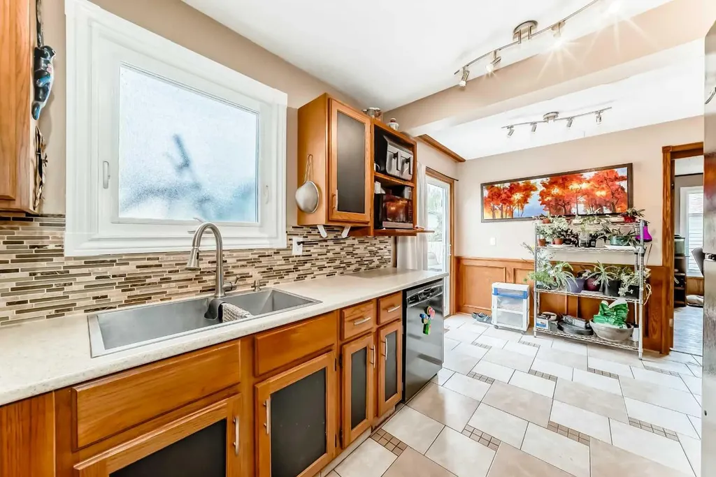 68 Woodview Court SW Calgary AB T2W 4X4