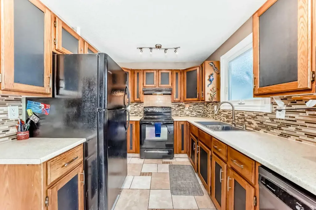68 Woodview Court SW Calgary AB T2W 4X4