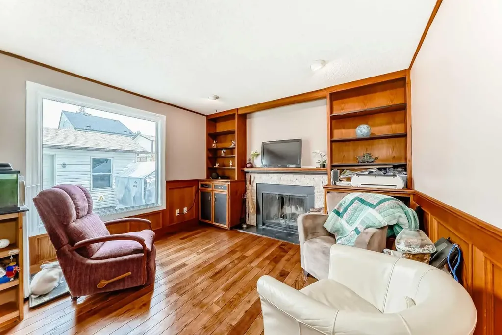 68 Woodview Court SW Calgary AB T2W 4X4
