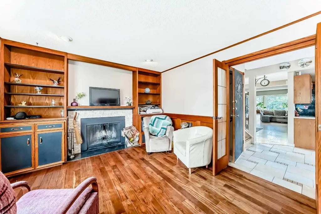 68 Woodview Court SW Calgary AB T2W 4X4