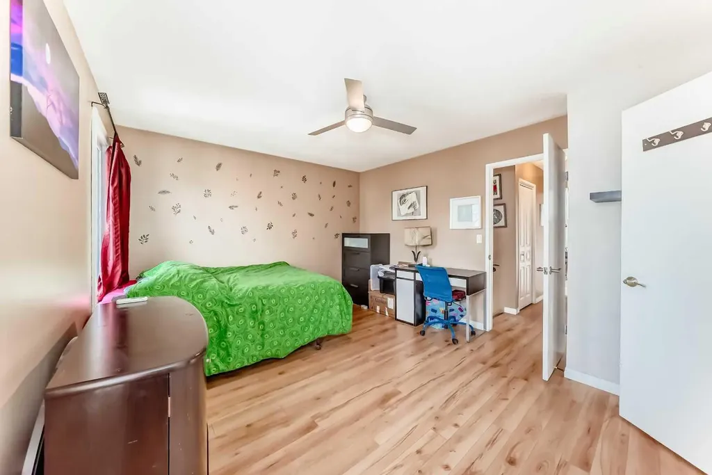 68 Woodview Court SW Calgary AB T2W 4X4