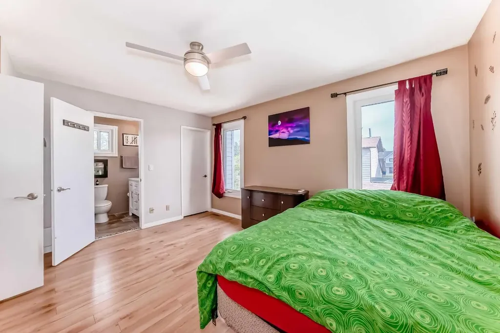 68 Woodview Court SW Calgary AB T2W 4X4