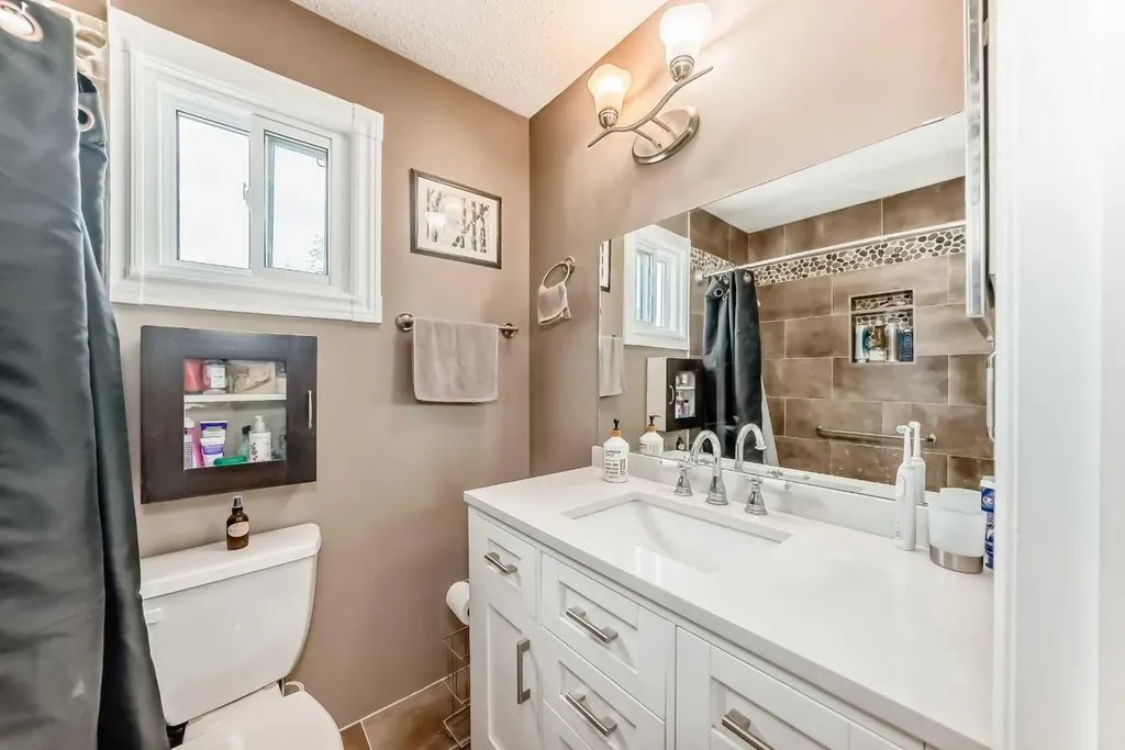 68 Woodview Court SW Calgary AB T2W 4X4