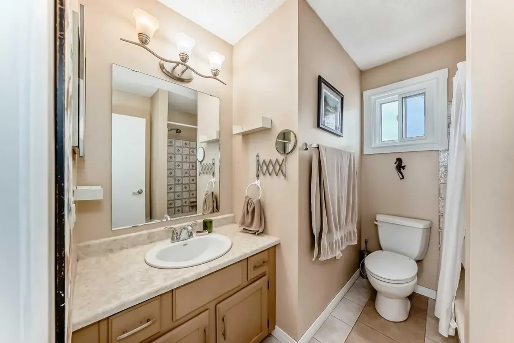 68 Woodview Court SW Calgary AB T2W 4X4
