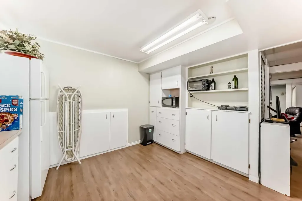 68 Woodview Court SW Calgary AB T2W 4X4
