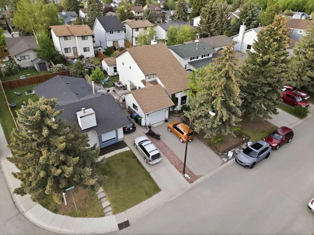 68 Woodview Court SW Calgary AB T2W 4X4
