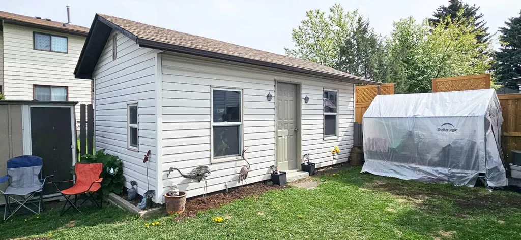 68 Woodview Court SW Calgary AB T2W 4X4