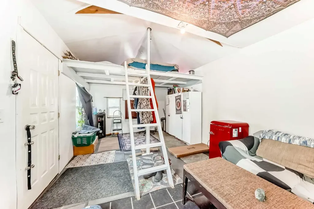 68 Woodview Court SW Calgary AB T2W 4X4
