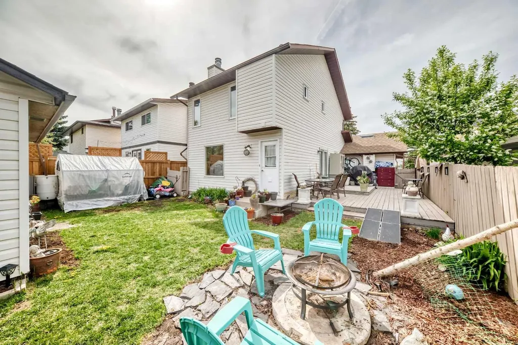 68 Woodview Court SW Calgary AB T2W 4X4