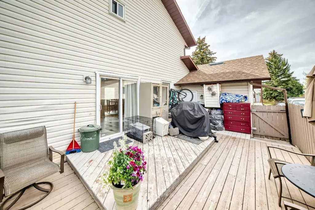 68 Woodview Court SW Calgary AB T2W 4X4