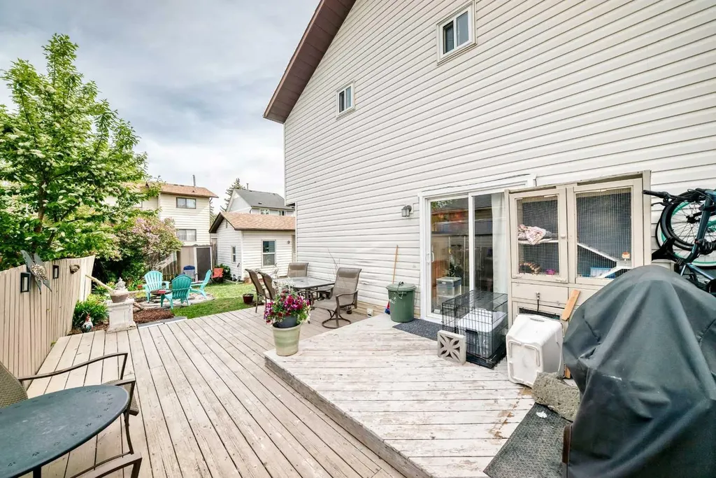 68 Woodview Court SW Calgary AB T2W 4X4