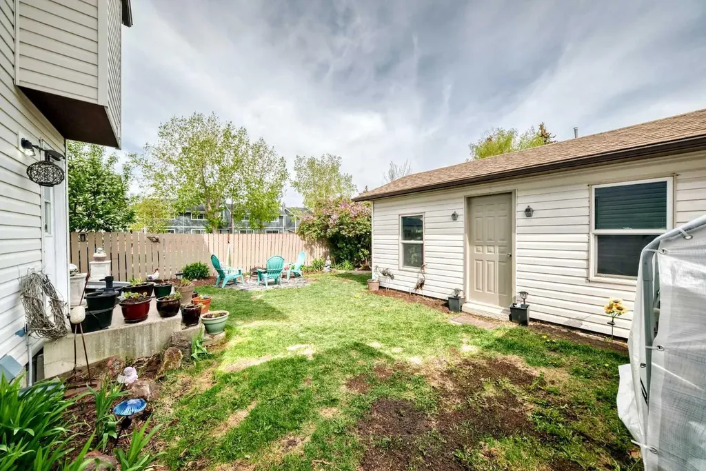 68 Woodview Court SW Calgary AB T2W 4X4