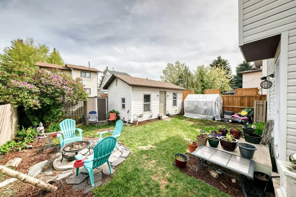 68 Woodview Court SW Calgary AB T2W 4X4