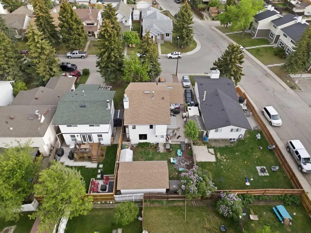 68 Woodview Court SW Calgary AB T2W 4X4