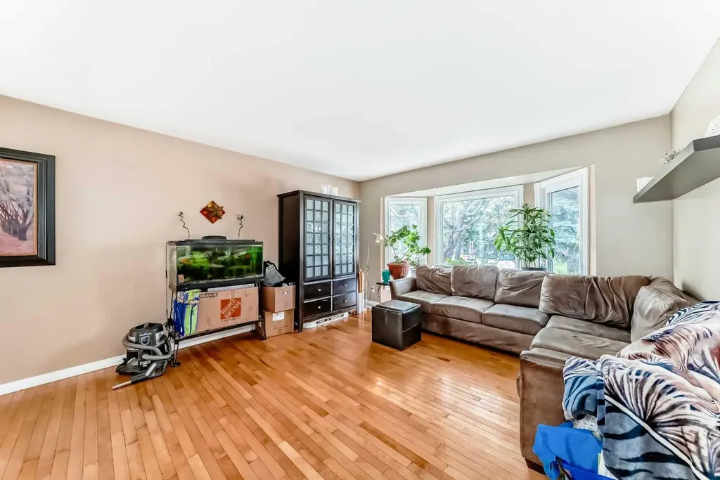 68 Woodview Court SW Calgary AB T2W 4X4