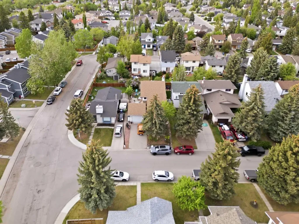 68 Woodview Court SW Calgary AB T2W 4X4