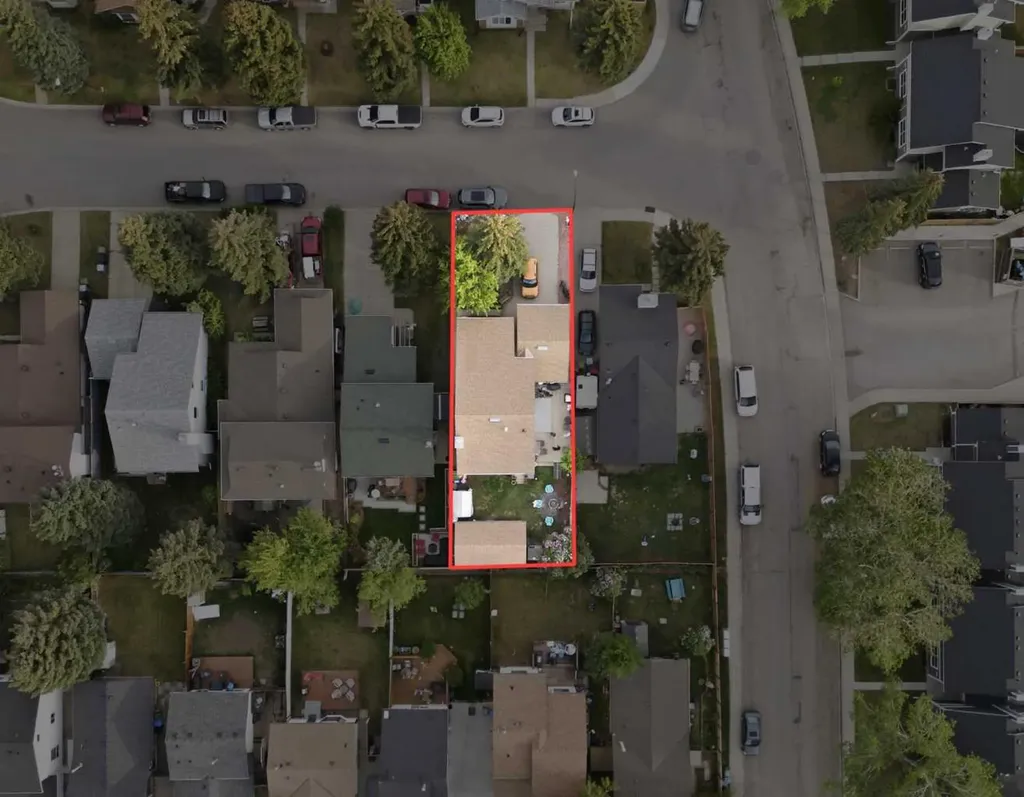 68 Woodview Court SW Calgary AB T2W 4X4