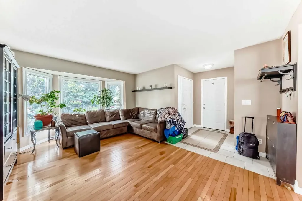 68 Woodview Court SW Calgary AB T2W 4X4